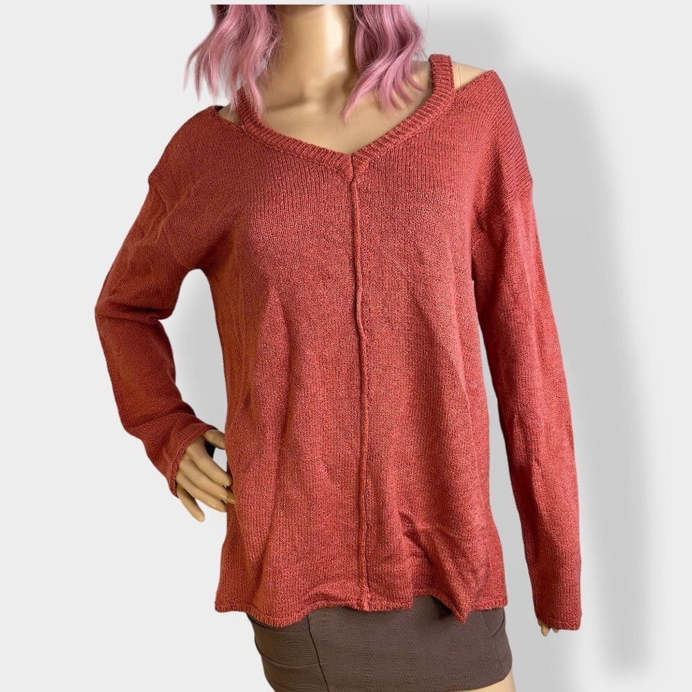Staccato Shoulder Cut Out Sweater‎